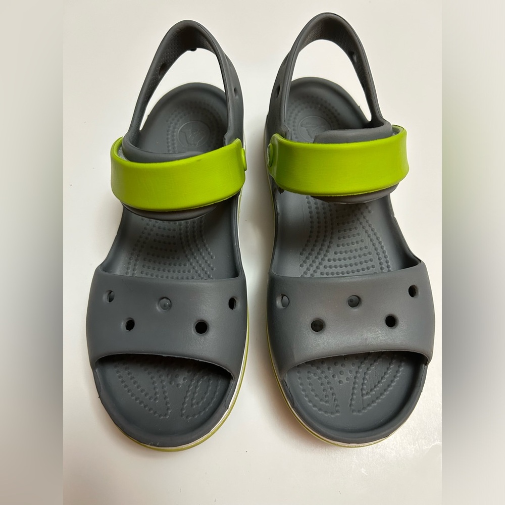 Crocs NWOT outh Size J3.